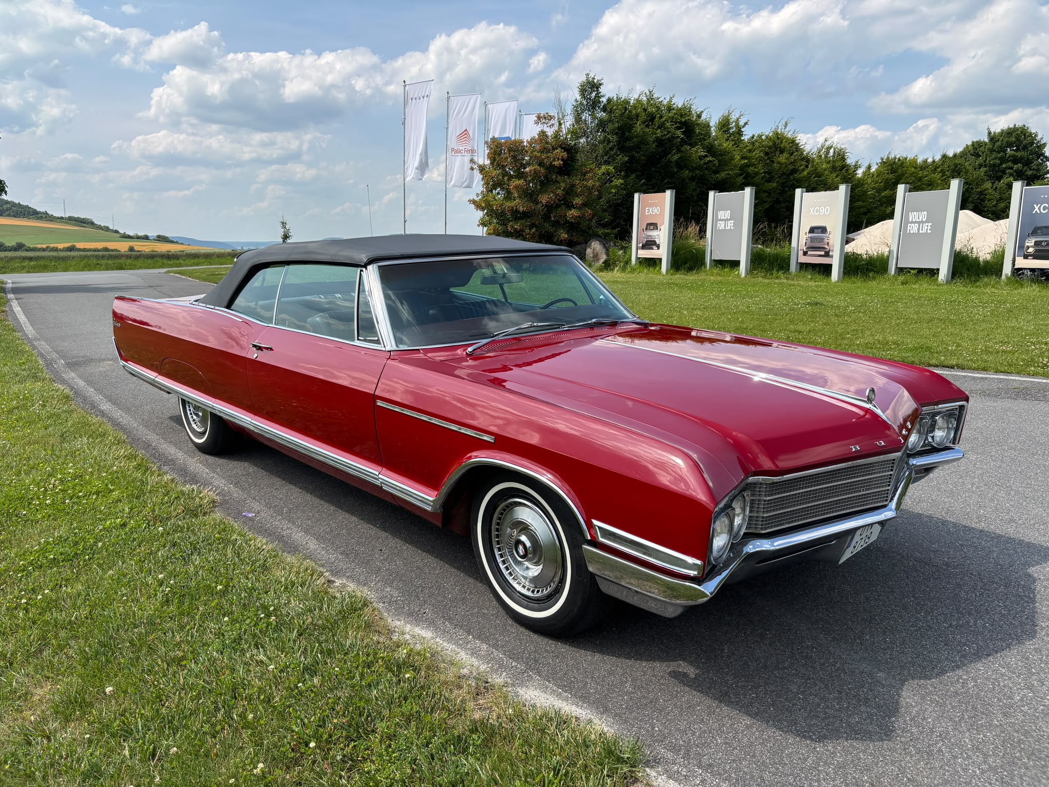 Buick Electra, pohľad na dlhú červenú karosériu a chrómovú prednú masku